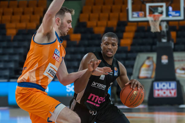 在禁区外一 在禁区外一