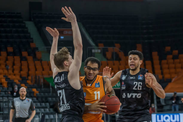 并揭示这场 并揭示这场